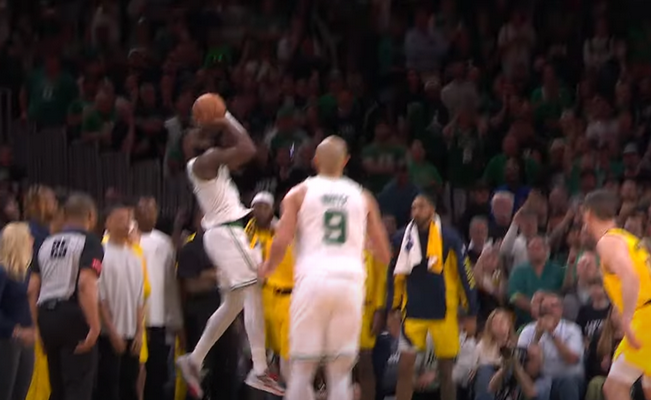 Gražiausias NBA nakties epizodas - kosminis pratęsimą išplėšęs metimas (VIDEO)